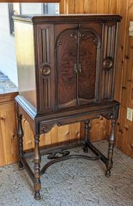 lot 54 image: Antique Majestic Radio Cabinet