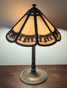 lot 21 image: Vintage Slag Glass Table Lamp