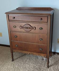 lot 22 image: Vintage Wood Dresser