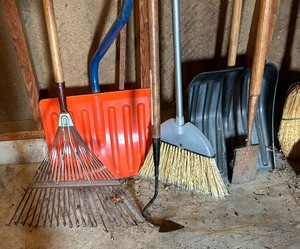 lot 172 image: Long Handled Tool Lot