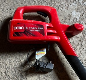 lot 173 image: Toro 8 Inch Cordless Trimmer