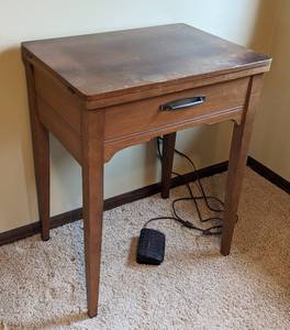 lot 71 image: Vintage Singer Sewing Machine and Storage Table
