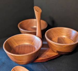 lot 76 image: Vintage Wood Servingware