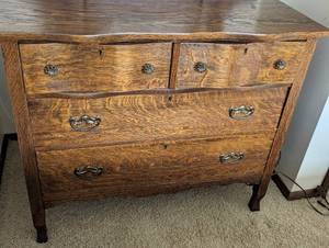 lot 77 image: Vintage Quartersawn Oak Mirrored Dresser