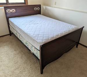 lot 78 image: Vintage Mahogany Wood Full Bed Frame