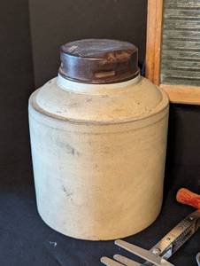 lot 85A image: Assorted Vintage Goodies