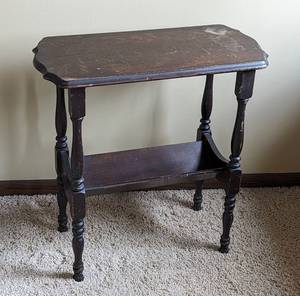 lot 118 image: Vintage Mahogany Side Table with Magazine Shelf