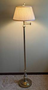 lot 119 image: Brass Floor Lamp