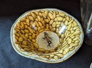 lot 124 image: Vintage Planters Peanuts Jar and Nut Bowls