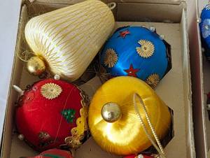 lot 216 image: Assorted Vintage Ornaments