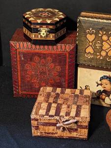 lot 219A image: Assorted Vintage Trinket Boxes