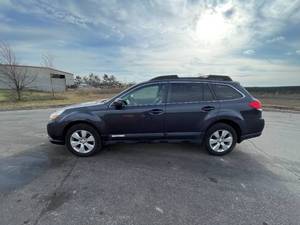 lot 29 image: 2010 Subaru Outback 2.5I Limited - AWD - 1 OWNER