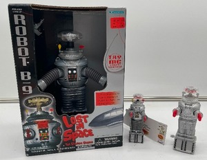 Lost in Space The Classic Series B9 Robot Electronic Trend Masters NIB, B9 keychain and wind up figure