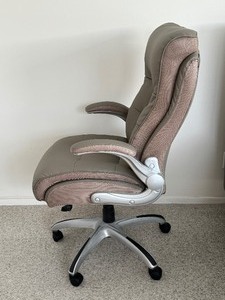 lot 58 image: Very Nice Adjustable Office Chair
