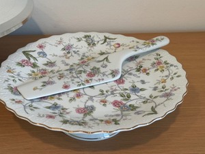 lot 64 image: Two Decorative Cake Plates