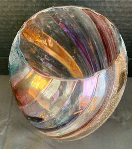 lot 129 image: Beautiful Glass Swirl Vase