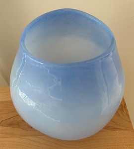 lot 189 image: Beautiful Hand Blown Glass Vase in Hues of Blues