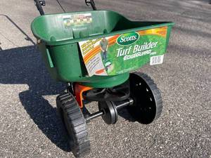 lot 264 image: Scotts Turf Builder Edge Guard Mini