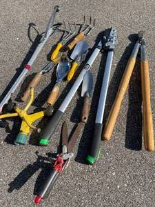 lot 266 image: Garden Tools