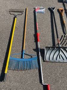 lot 272 image: Long Handled Tools