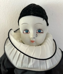 lot 290 image: Darling Dramatic Doll