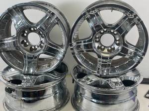 lot 4 image: Set of 4 X 17 inch Rims
