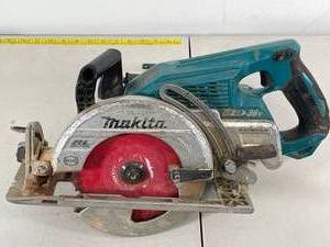 lot 14 image: Makita XSR01 Cordless Rear Handle Circular Saw