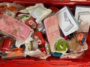 lot 175 image: Box of Plastic stuff cell cases