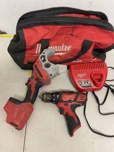 lot 231 image: Milwaukee Small Battery Tools and bAg