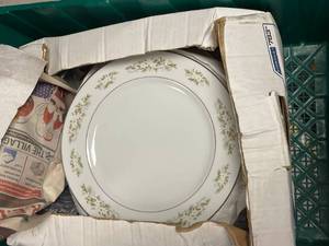 lot 290 image: Box of 16 plus China plates