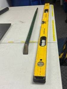 lot 292 image: 4 foot level and crowbar