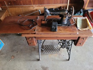 lot 169 image: Treadle Stand with Singer Sewing Machine Model 66