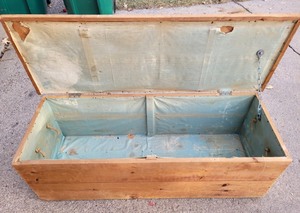 lot 194 image: Toy boxWood trunk