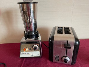 lot 55 image: Blender, Crockpot, Toaster, Fondue Pot Small Appliances