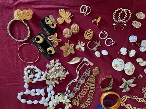 lot 216 image: Beautiful Costume Jewelry