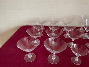 lot 15 image: Nine Orrefors Drop Water Stemware