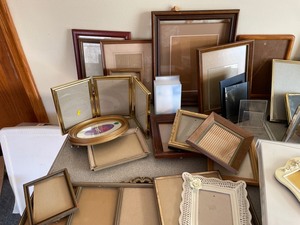lot 250 image: Variety of Picture Frames