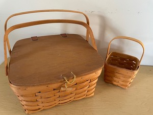 lot 231 image: Longaberger Baskets-Market Basket and Peg Basket