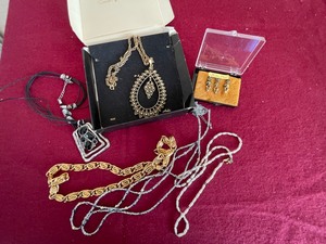 lot 238 image: Sarah Coventry Aloha Necklace, and other jewelry, Scatter Pins