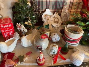 lot 270 image: Christmas Decor