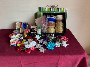 lot 80 image: Christmas wrapping supplies