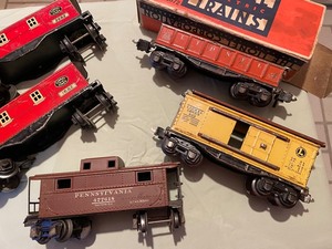 lot 9 image: Lionel Collector Train Cars with Caboose in Original Box