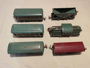 lot 45 image: Six Lionel Engine and Green Pullman Cars in storage box