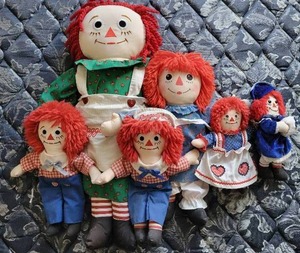 Lot of Raggedy Ann cloth dolls and standing dolls