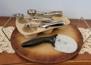 Pampered Chef BakingPizza stoneware with 3 metal scoops