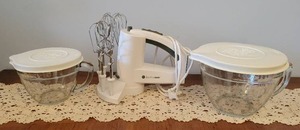 Pampered Chef clear mixing bowls & hand mixer