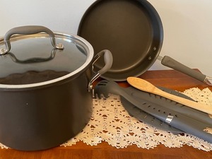 Pampered Chef 8 quart Stockpot  and 10 Skillet with pot drainer and spaghetti server