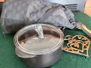 Pampered Chef RockCroc (2qt) Dutch Oven with PC trivet in carrying bag with spoons
