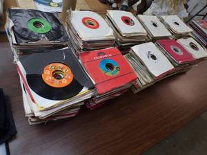 lot 25 image: Huge jukebox Vinyl Record Collection