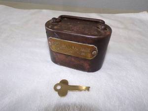 lot 86 image: 1st National Bank of Battle Lake - Vintage Child Bank with Key